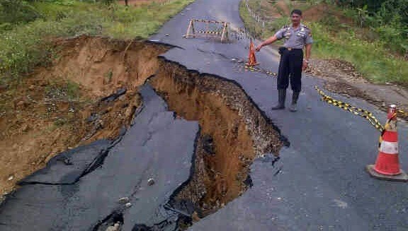 Salah satu ruas jalan Kerinci-Bangko yang rawan terjadinya longsor
